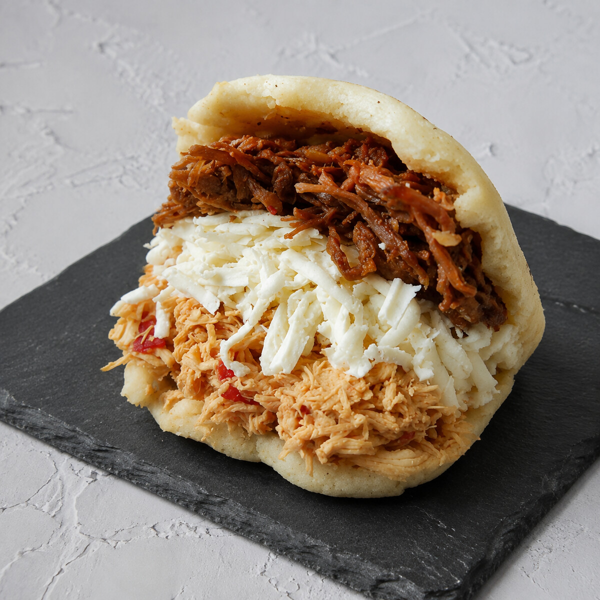 Arepa con todo, carne, pollo mechado y queso blanco