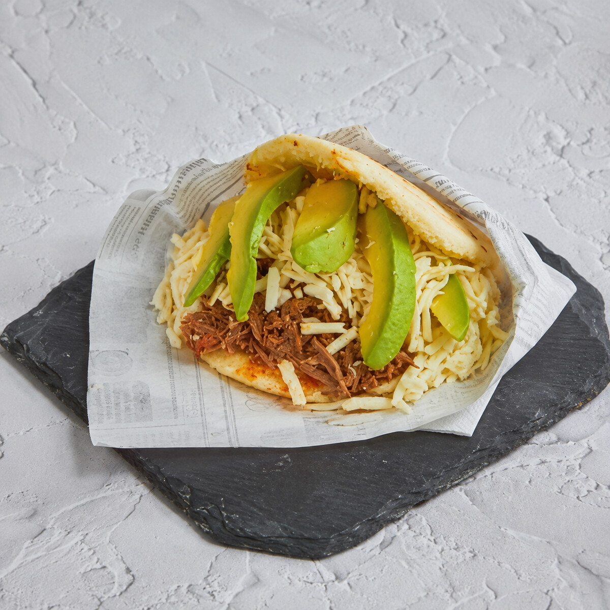 Arepa mixta, carne y pollo mechados