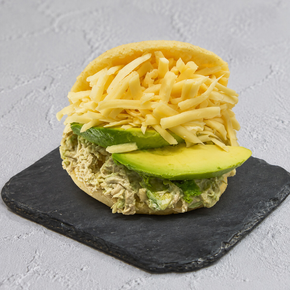 Arepa sifrina, reina + queso cheddar