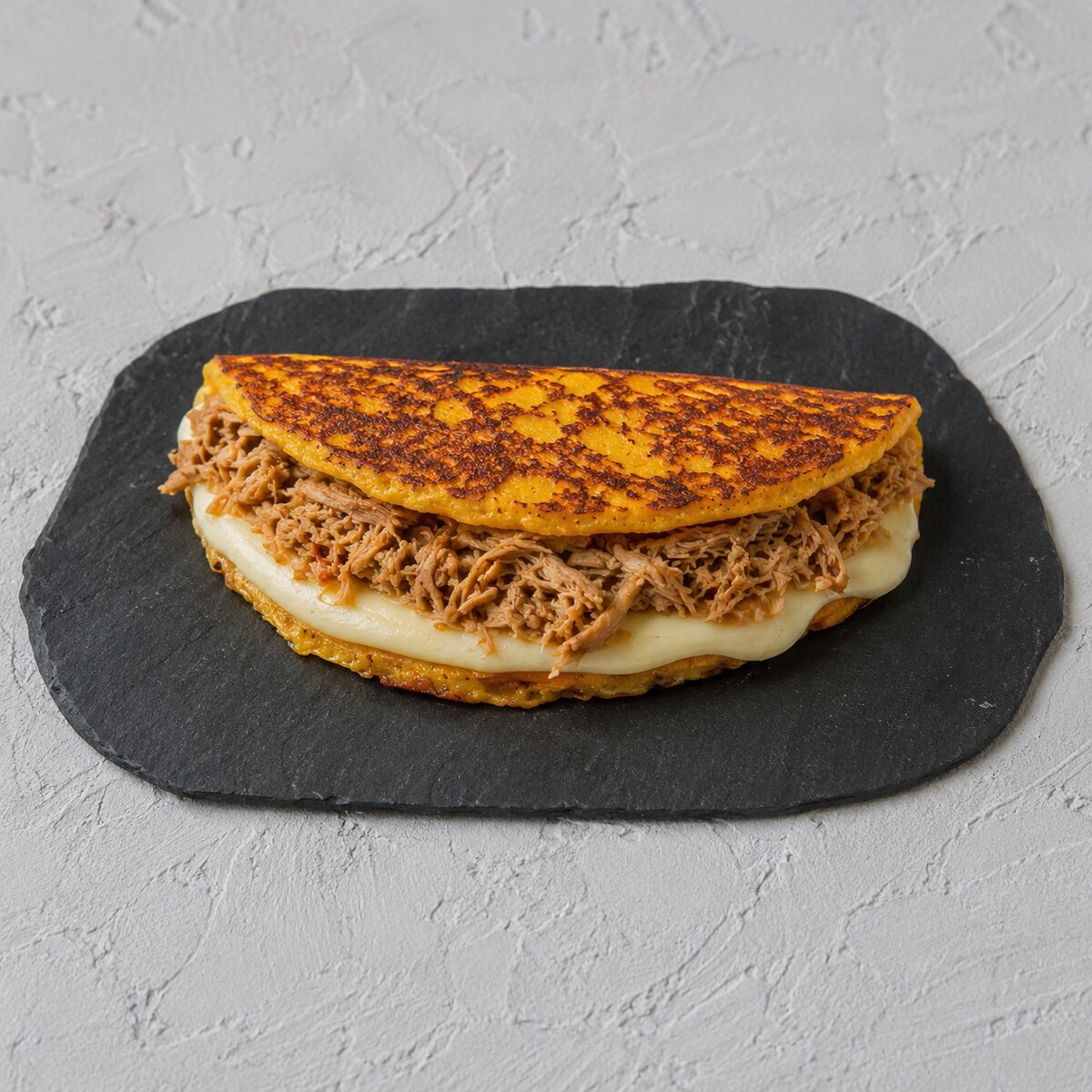 Cachapa con queso y pollo mechado