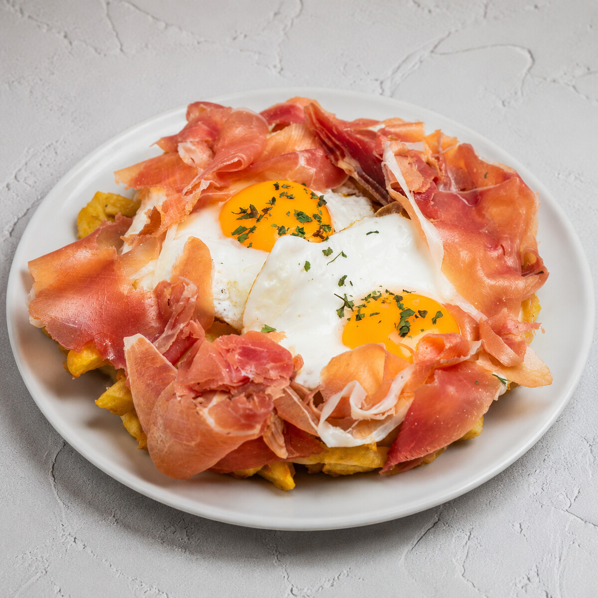 Huevos rotos con jamón (media ración)