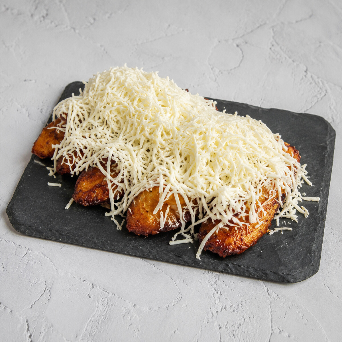 Plátano maduro frito con queso rallado